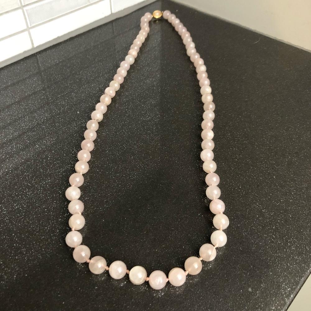 Women’s pink faux pearl necklace - Picture 6 of 8